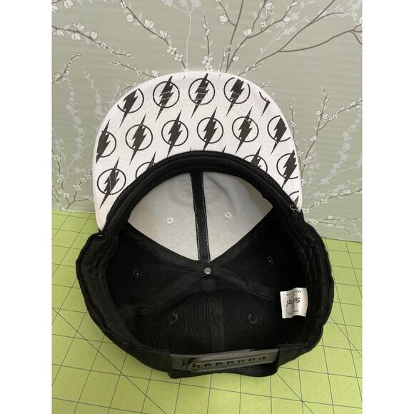 DC Comics The Flash Black White Hat Baseball Cap Snapback Six Flags 2017 - Picture 7 of 11